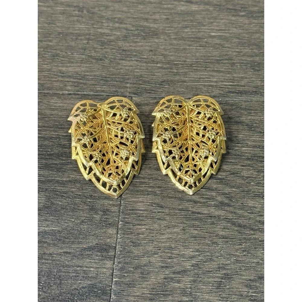 Judy Lee Signed Vintage Leaves Filigree Design Clip on Earrings Good Tone